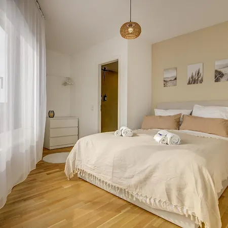 Exklusive 3-zimmer Luxus-maisonette Mit 2 Parkplaetzen L Family Friendly L Netflix L Zentrale Lage L 100qm2 L Naehe Frankfurt Flughafen, Wiesbaden Und Mainz