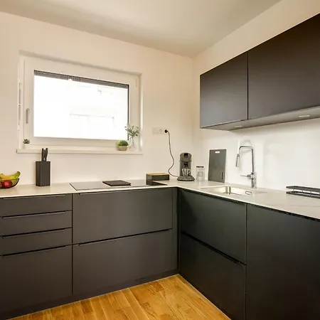 Lägenhet Exklusive 3-zimmer Luxus-maisonette Mit 2 Parkplaetzen L Family Friendly L Netflix L Zentrale Lage L 100qm2 L Naehe Frankfurt Flughafen, Wiesbaden Und Mainz Hochheim am Main